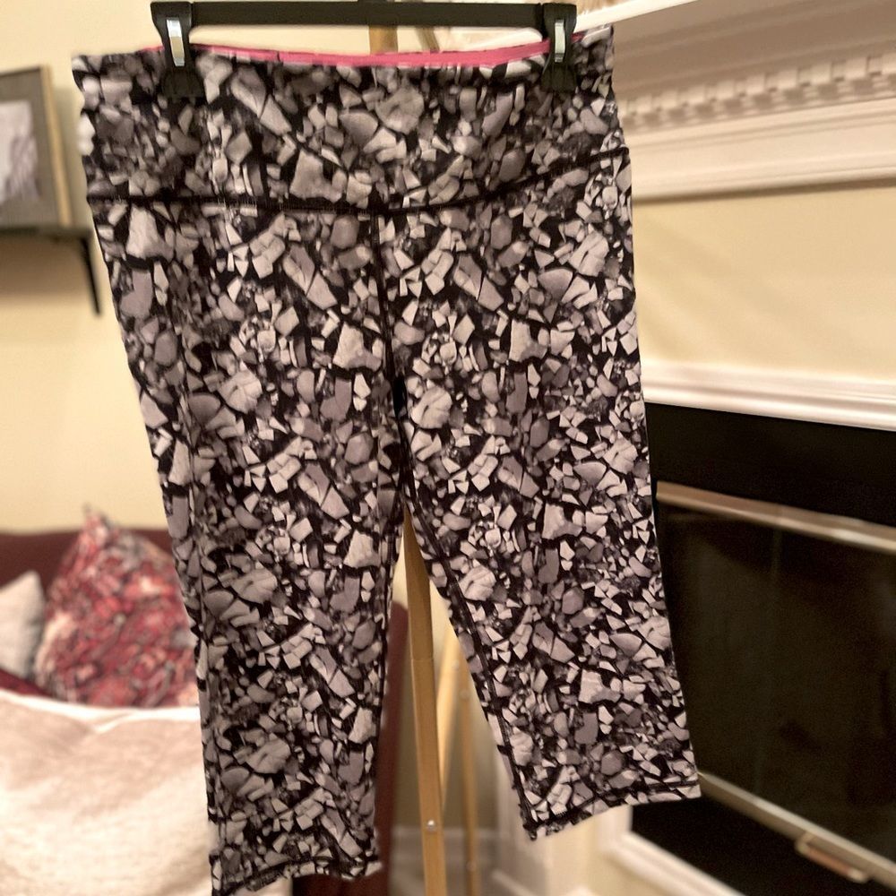 Victoria Secret workout crop pants Gray and Black print sz L